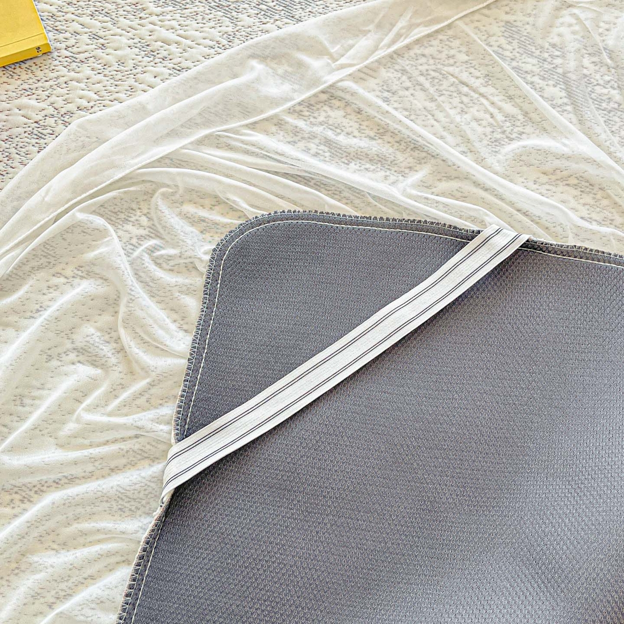 91家纺网 家纺一手货源 找家纺 川悦生活 2026新款加厚三明治底床裙款凉感席三件套 床裙尼尔-星灰