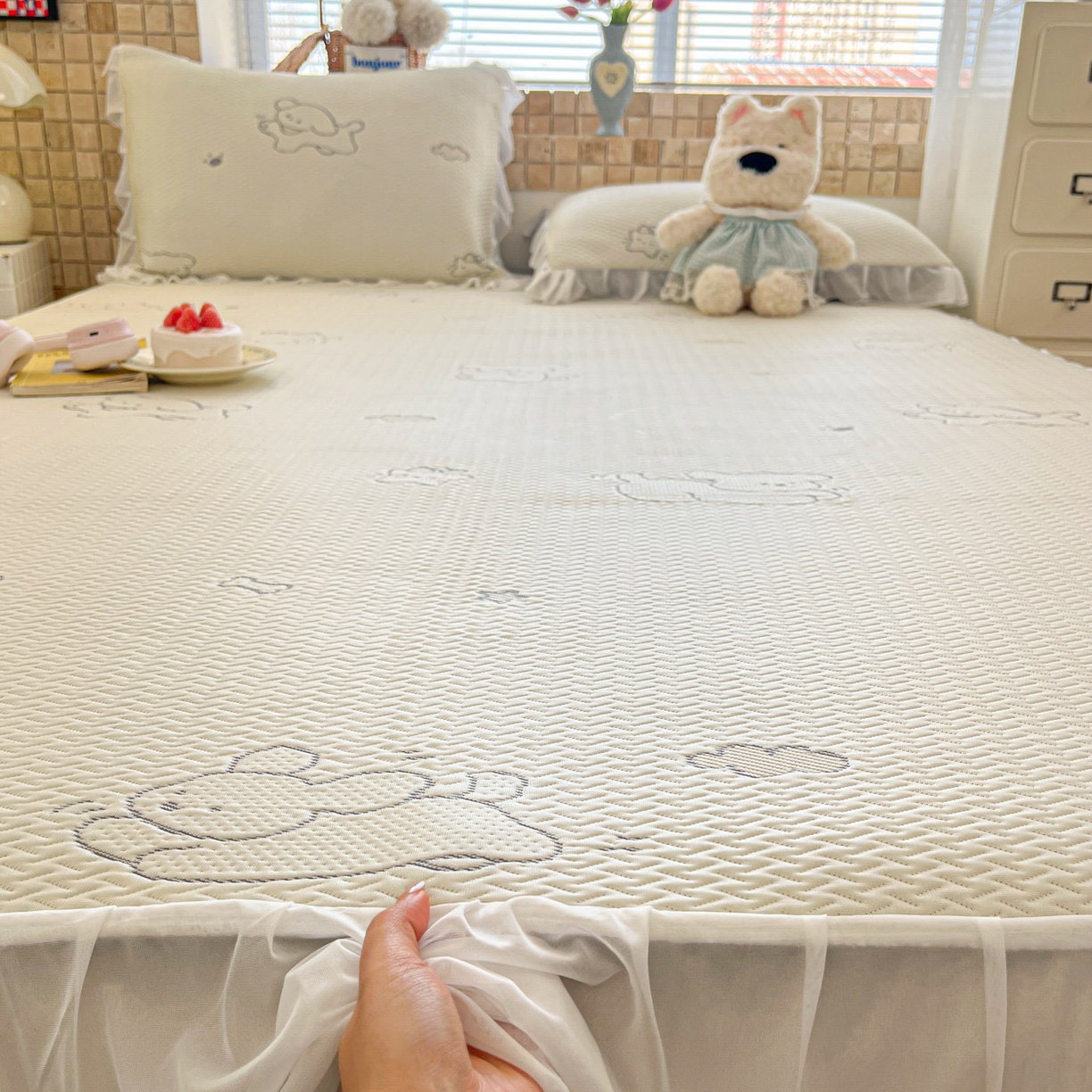 91家纺网 家纺一手货源 找家纺 川悦生活 2026新款加厚三明治底床裙款凉感席三件套 床裙朴朴小旺