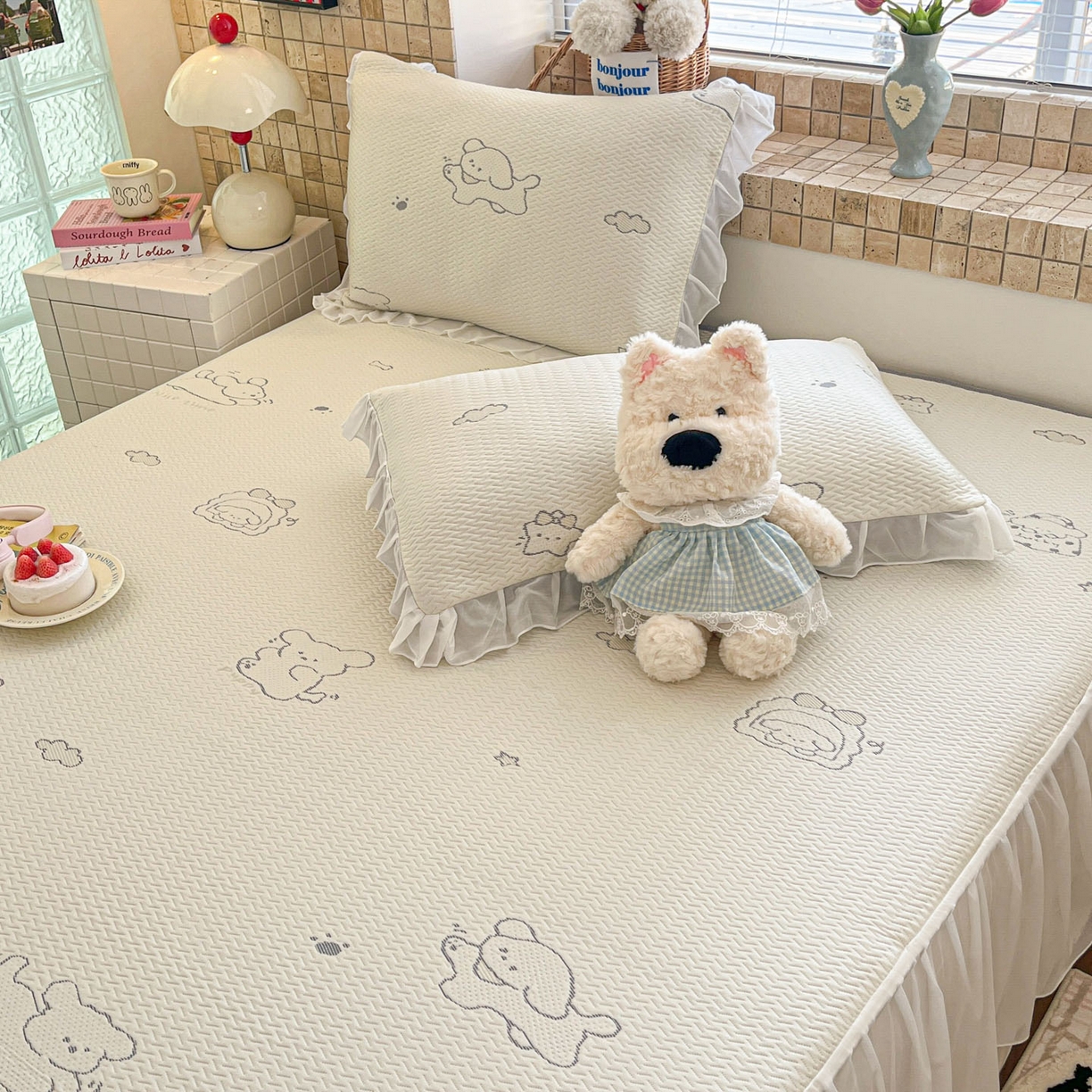 91家纺网 家纺一手货源 找家纺 川悦生活 2026新款加厚三明治底床裙款凉感席三件套 床裙朴朴小旺