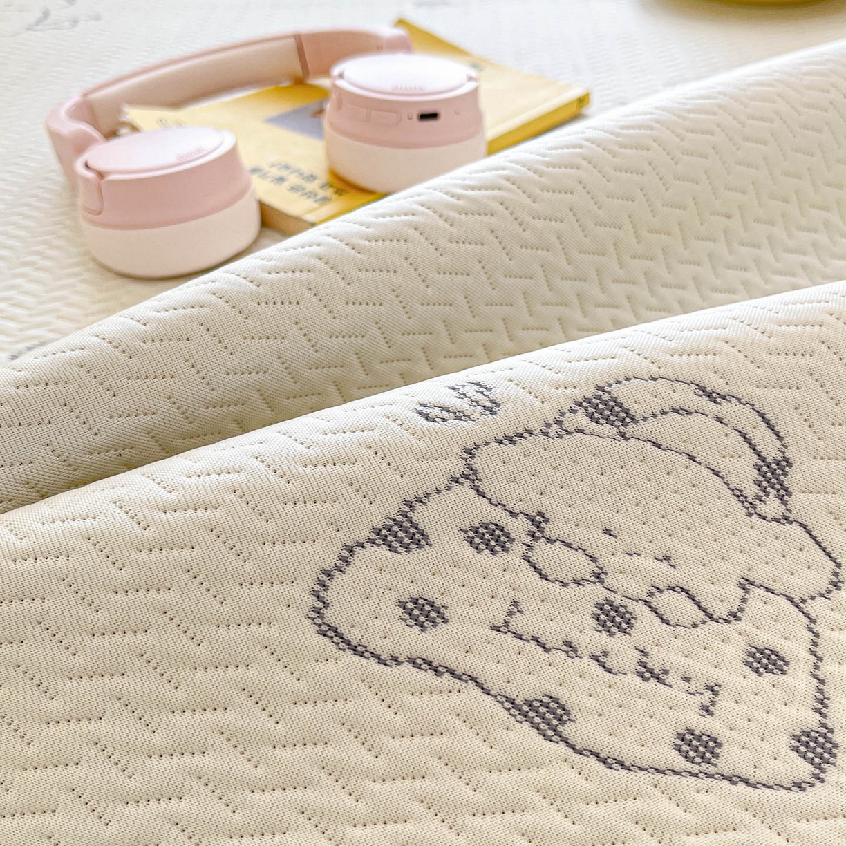 91家纺网 家纺一手货源 找家纺 川悦生活 2026新款加厚三明治底床裙款凉感席三件套 床裙朴朴小旺