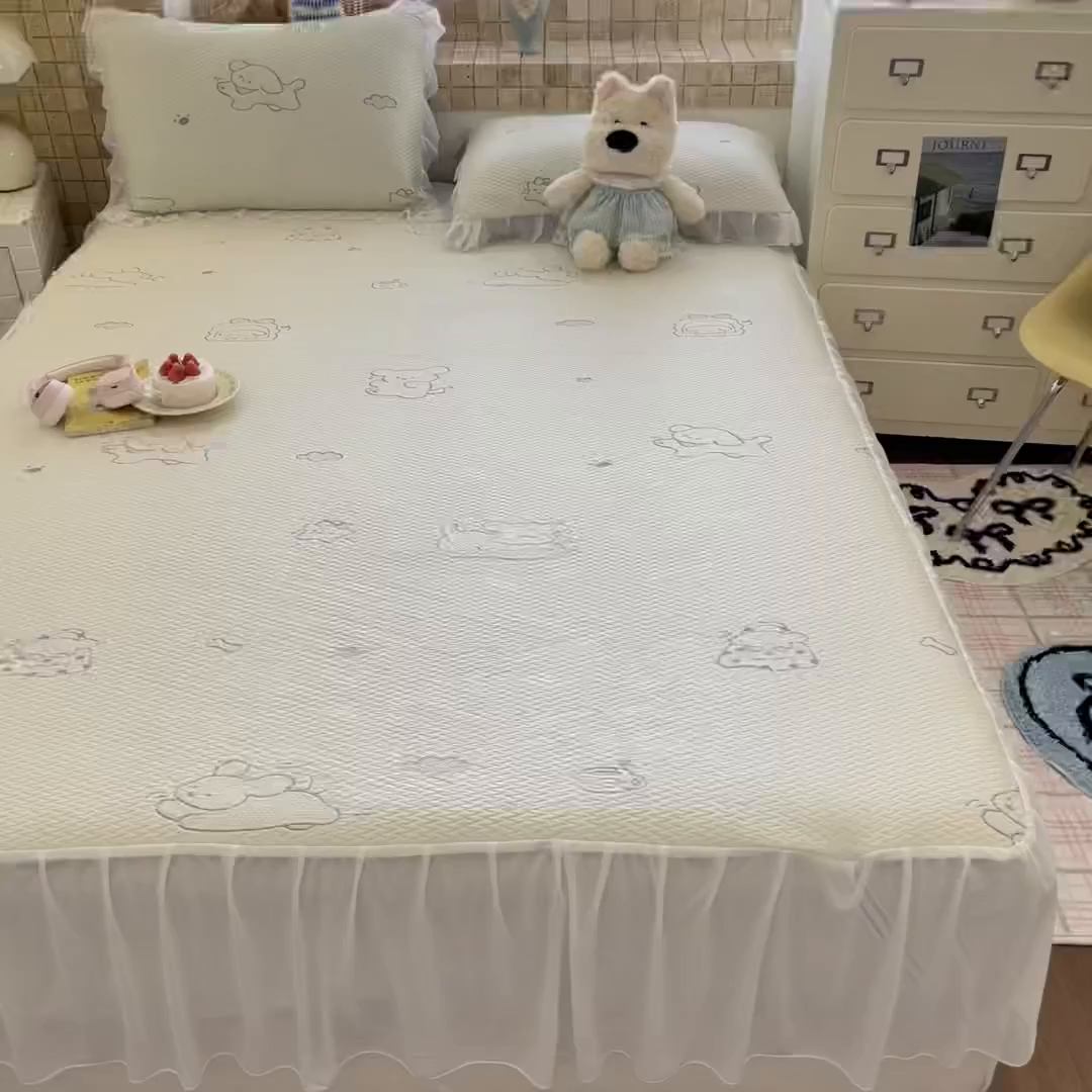 91家纺网 家纺一手货源 找家纺 川悦生活 2026新款加厚三明治底床裙款凉感席三件套 床裙朴朴小旺