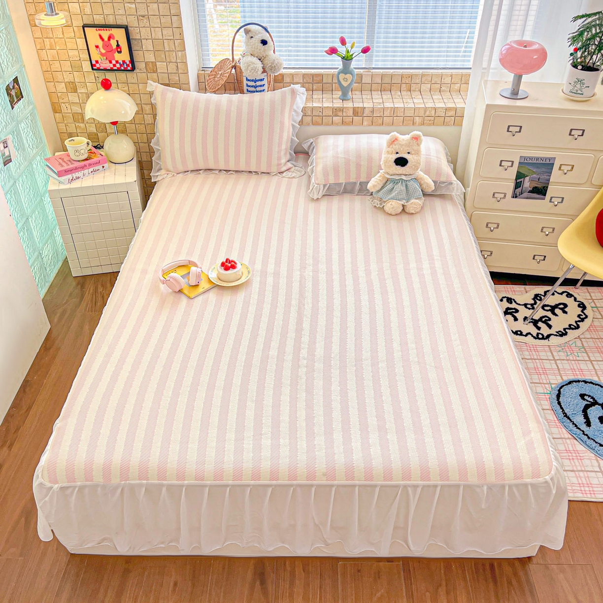 91家纺网 家纺一手货源 找家纺 川悦生活 2026新款加厚三明治底床裙款凉感席三件套 床裙甜心-奶粉