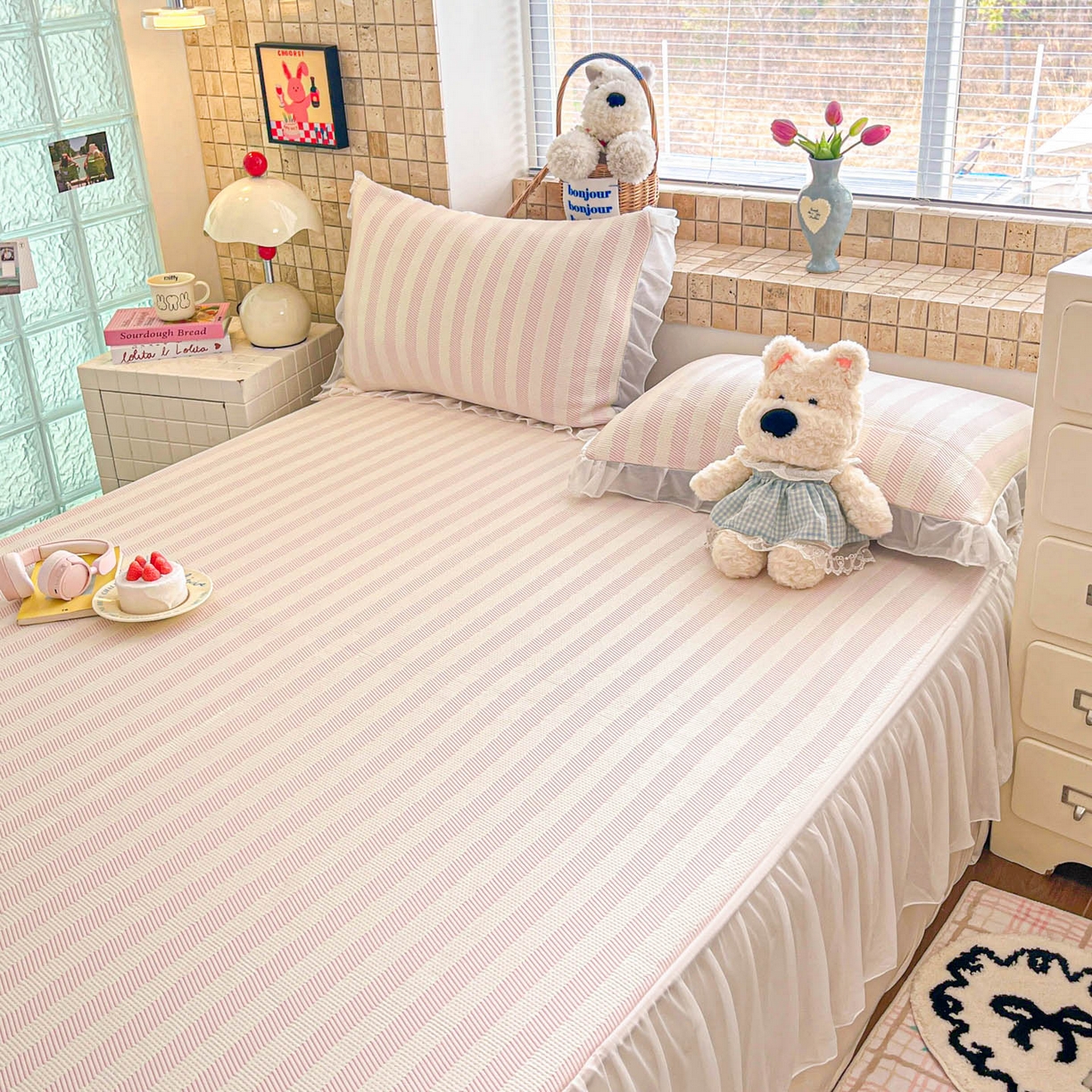 91家纺网 家纺一手货源 找家纺 川悦生活 2026新款加厚三明治底床裙款凉感席三件套 床裙甜心-奶粉