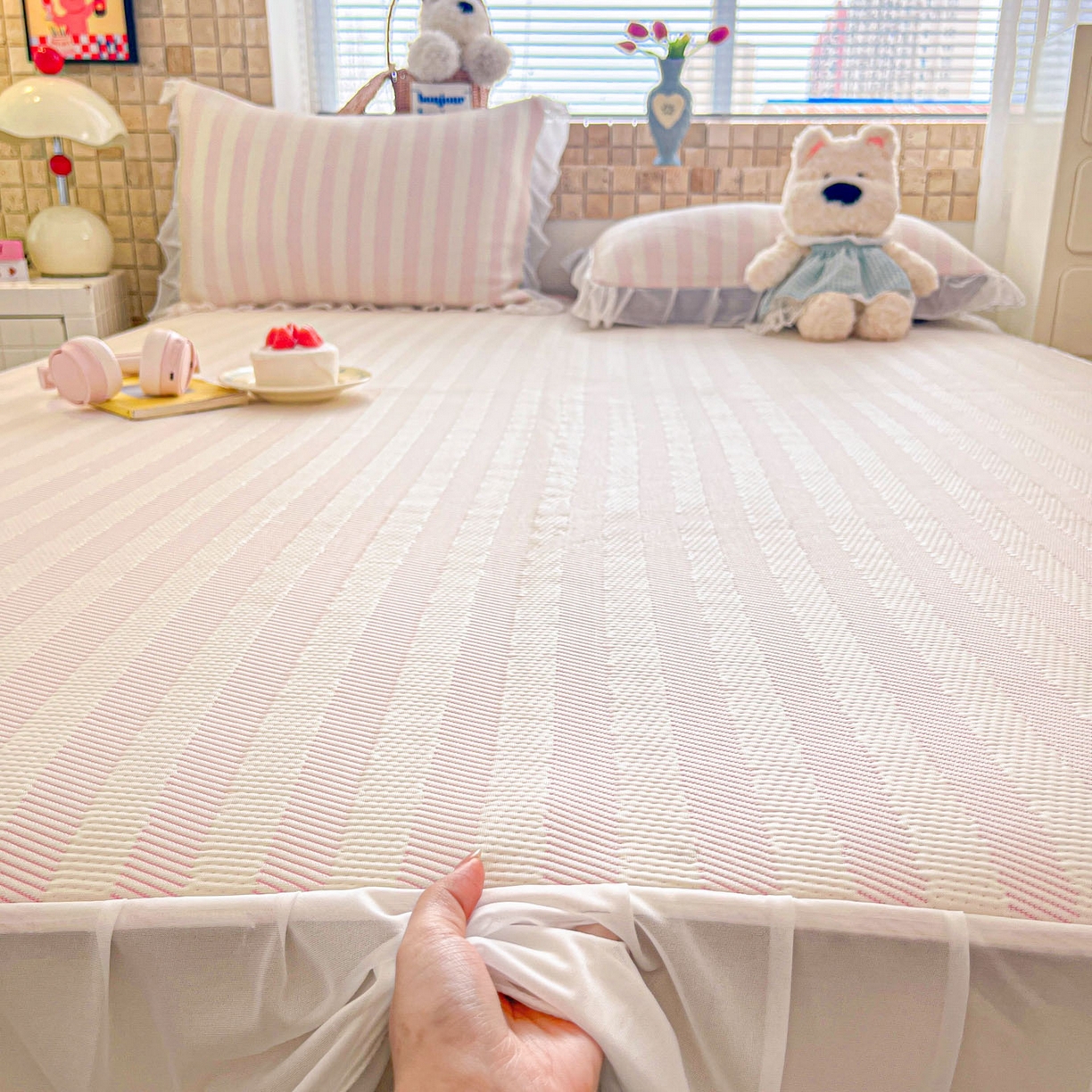 91家纺网 家纺一手货源 找家纺 川悦生活 2026新款加厚三明治底床裙款凉感席三件套 床裙甜心-奶粉