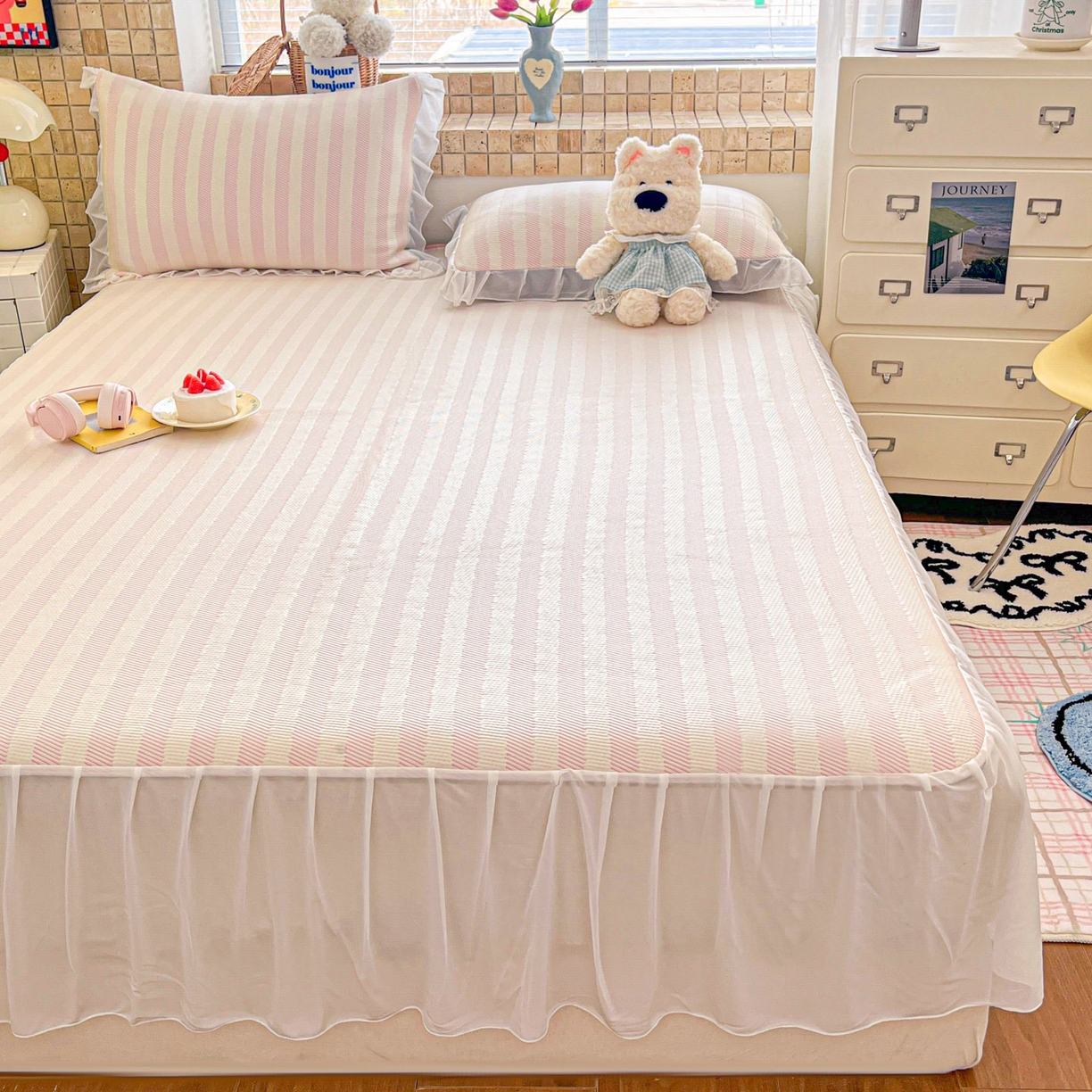 91家纺网 家纺一手货源 找家纺 川悦生活 2026新款加厚三明治底床裙款凉感席三件套 床裙甜心-奶粉