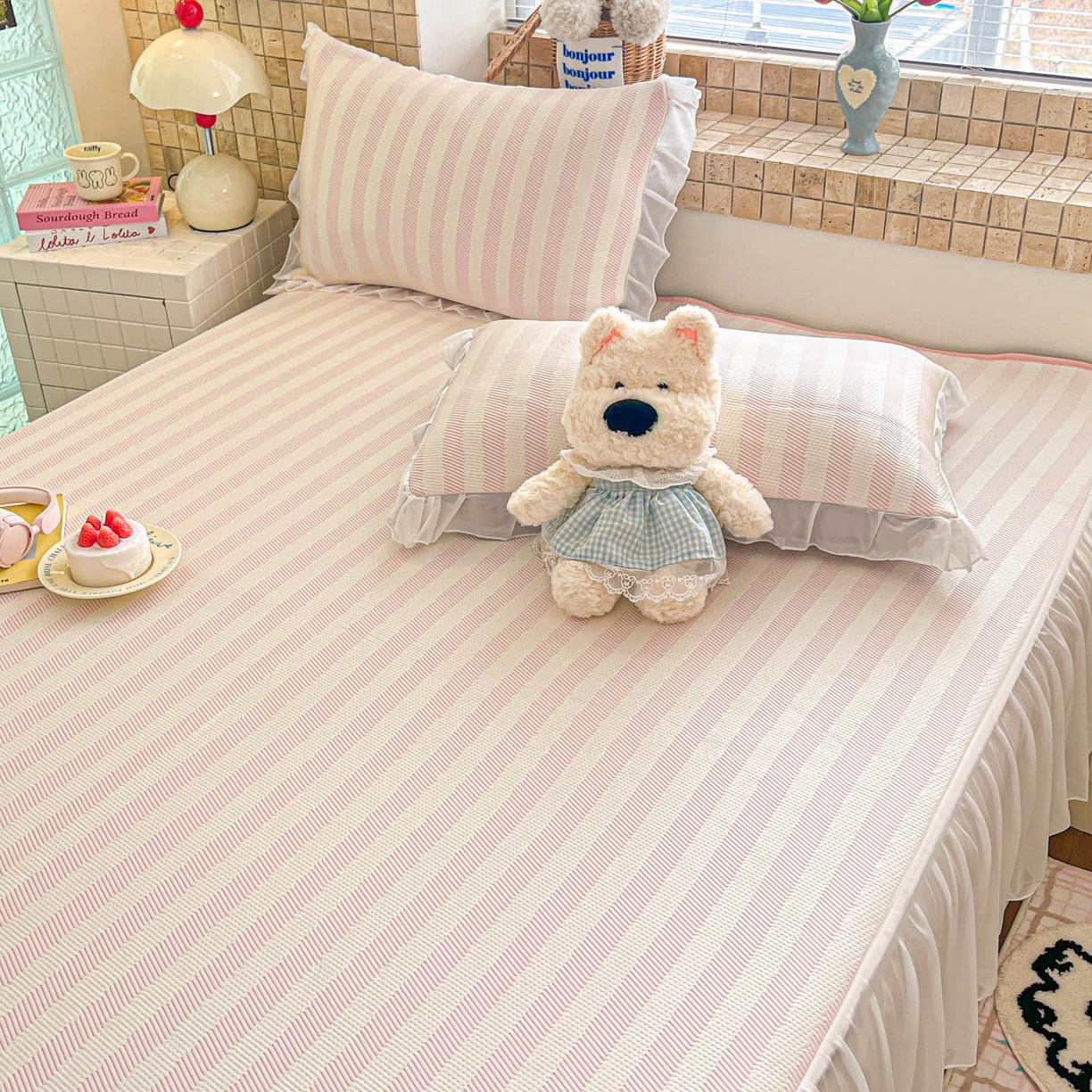 91家纺网 家纺一手货源 找家纺 川悦生活 2026新款加厚三明治底床裙款凉感席三件套 床裙甜心-奶粉