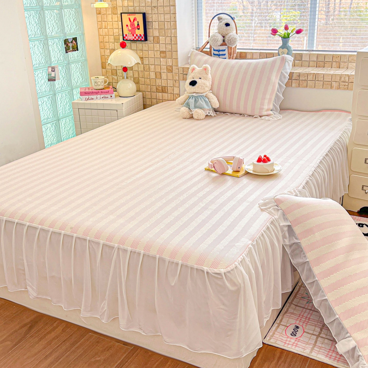 91家纺网 家纺一手货源 找家纺 川悦生活 2026新款加厚三明治底床裙款凉感席三件套 床裙甜心-奶粉