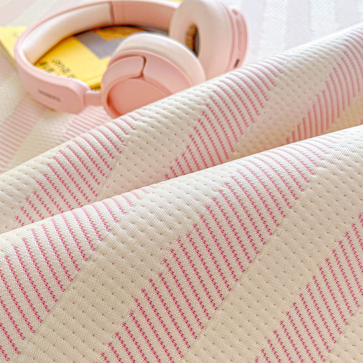 91家纺网 家纺一手货源 找家纺 川悦生活 2026新款加厚三明治底床裙款凉感席三件套 床裙甜心-奶粉