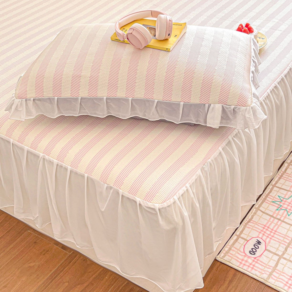 91家纺网 家纺一手货源 找家纺 川悦生活 2026新款加厚三明治底床裙款凉感席三件套 床裙甜心-奶粉