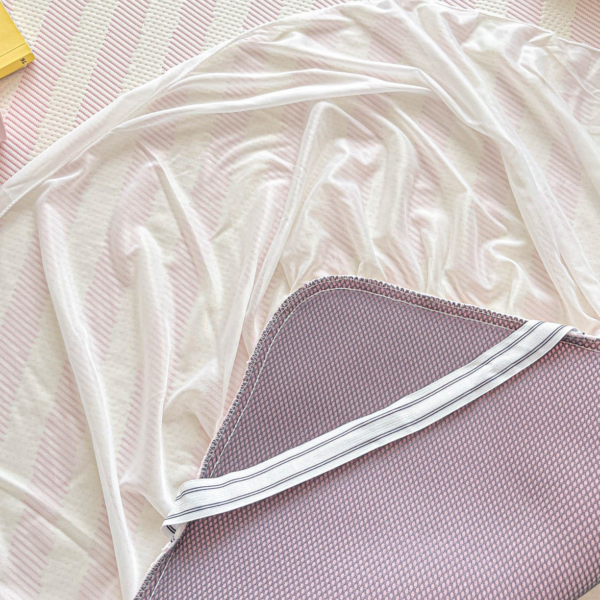 91家纺网 家纺一手货源 找家纺 川悦生活 2026新款加厚三明治底床裙款凉感席三件套 床裙甜心-奶粉