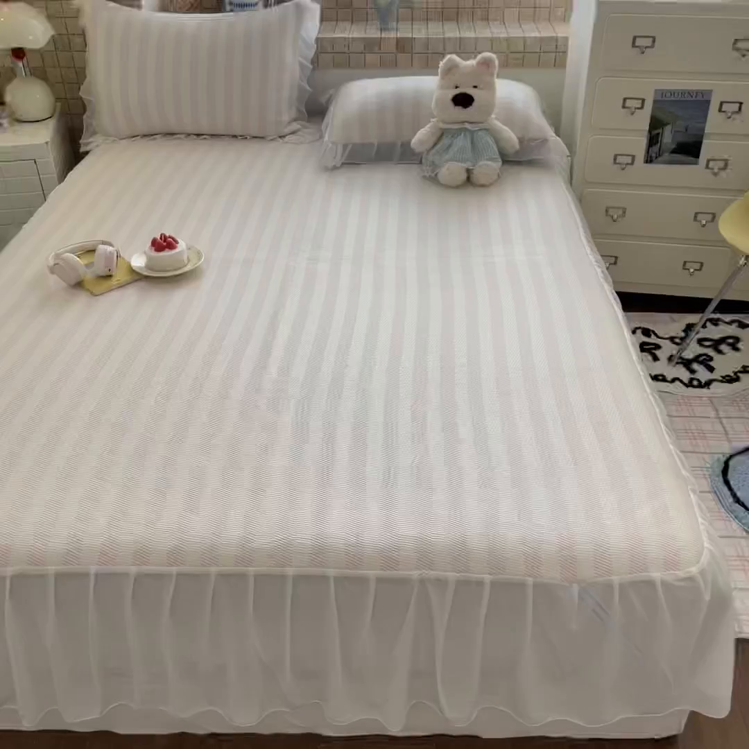 91家纺网 家纺一手货源 找家纺 川悦生活 2026新款加厚三明治底床裙款凉感席三件套 床裙甜心-奶粉