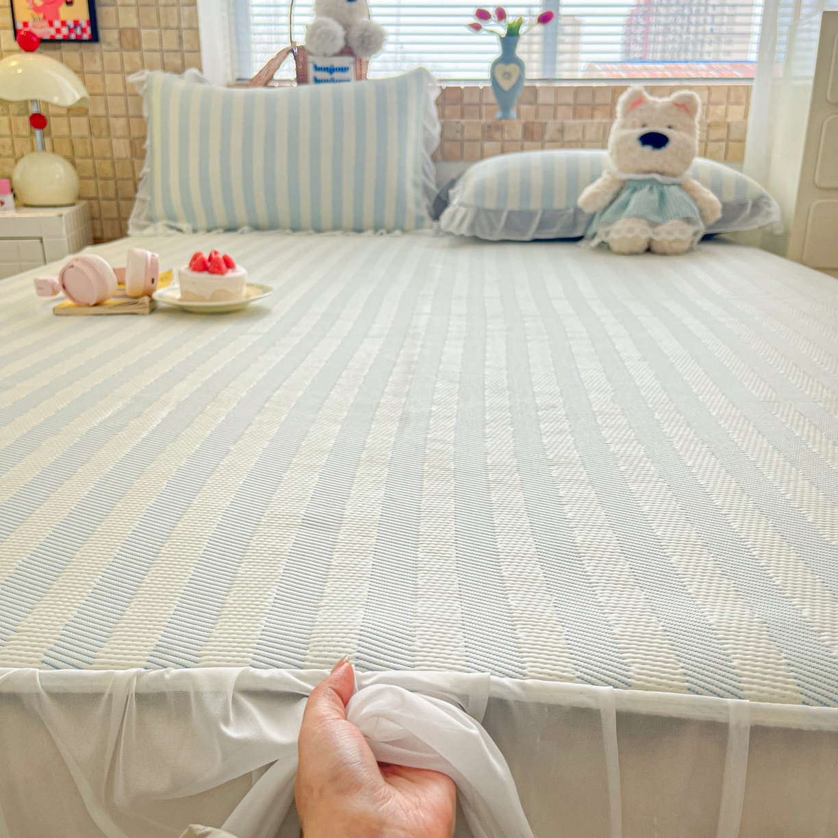 91家纺网 家纺一手货源 找家纺 川悦生活 2026新款加厚三明治底床裙款凉感席三件套 床裙甜心-水蓝