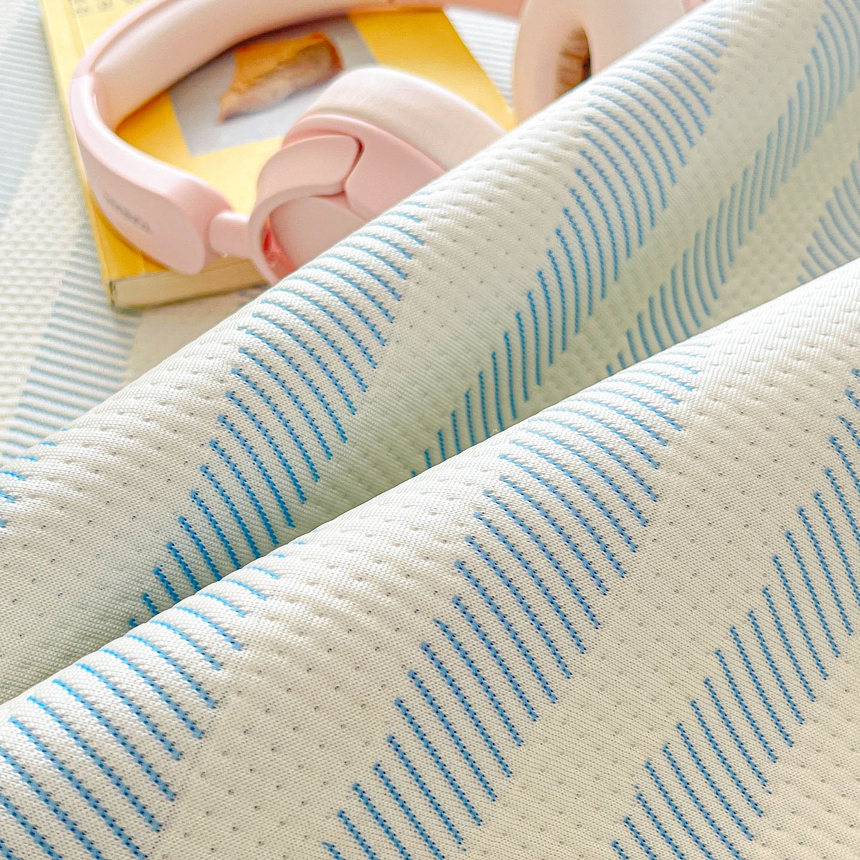 91家纺网 家纺一手货源 找家纺 川悦生活 2026新款加厚三明治底床裙款凉感席三件套 床裙甜心-水蓝