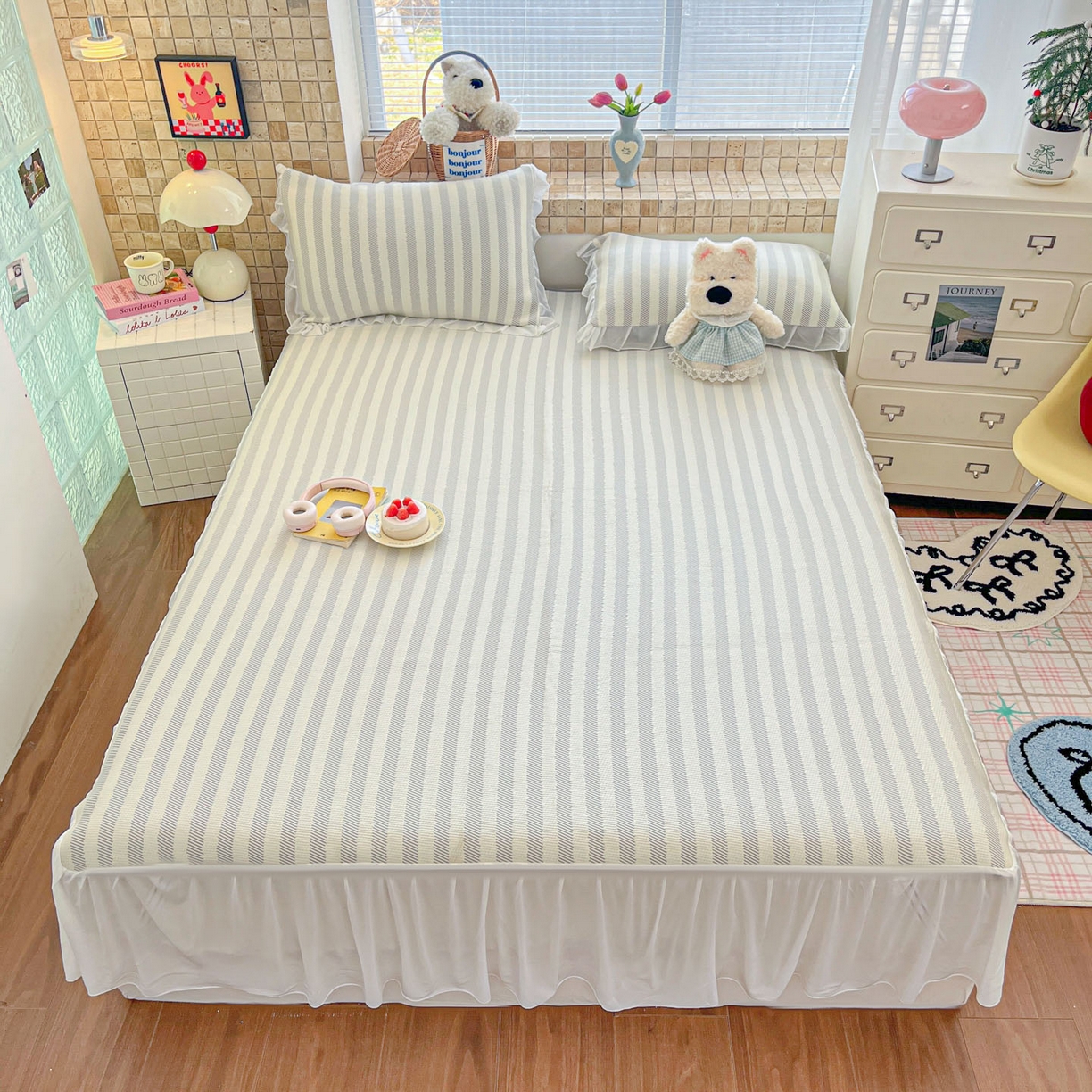 91家纺网 家纺一手货源 找家纺 川悦生活 2026新款加厚三明治底床裙款凉感席三件套 床裙甜心-月灰