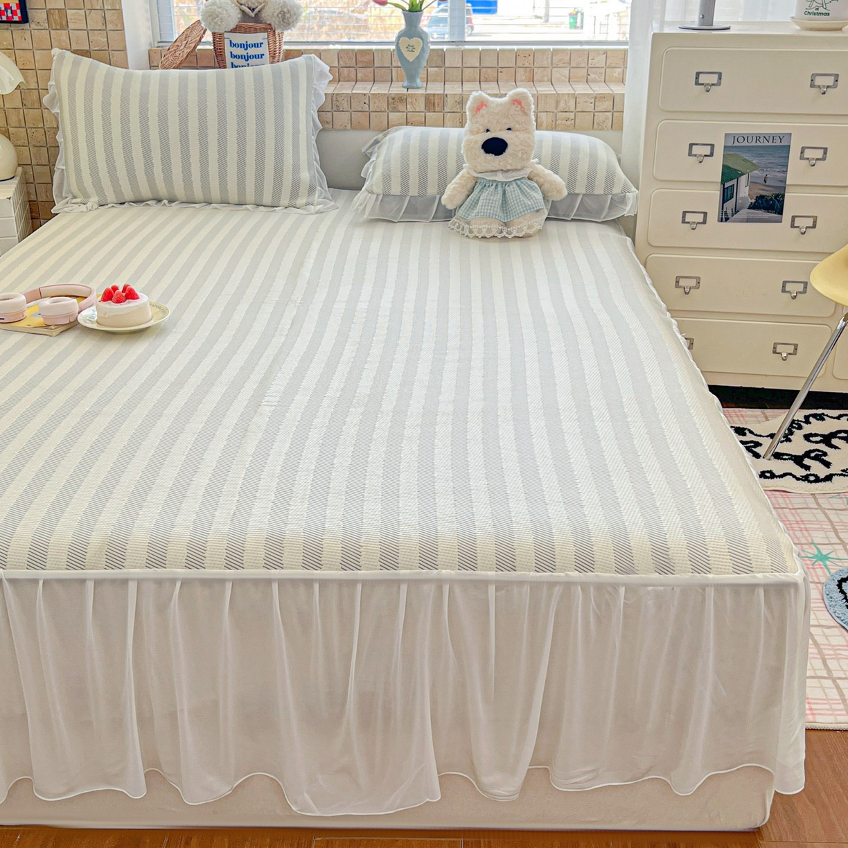 91家纺网 家纺一手货源 找家纺 川悦生活 2026新款加厚三明治底床裙款凉感席三件套 床裙甜心-月灰