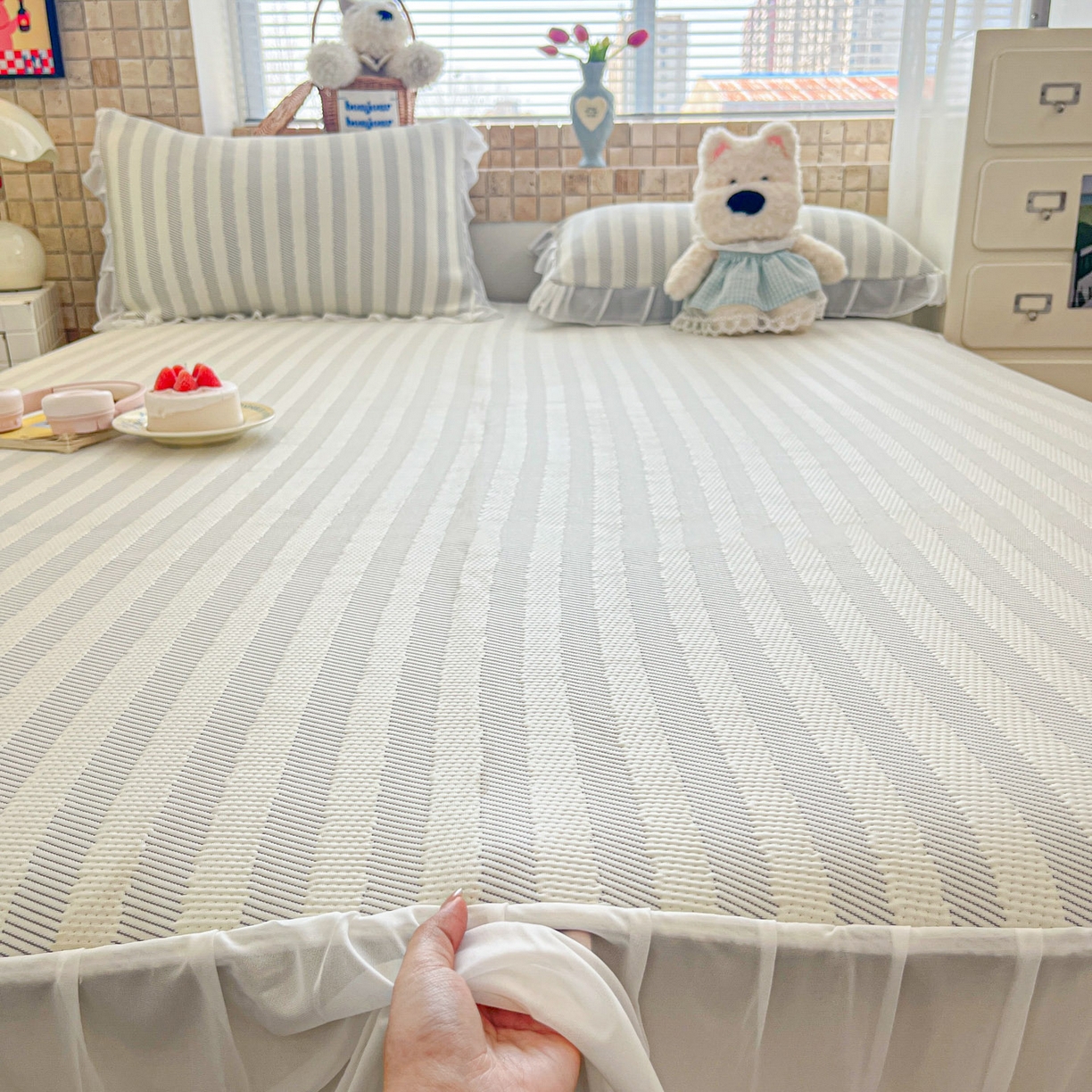 91家纺网 家纺一手货源 找家纺 川悦生活 2026新款加厚三明治底床裙款凉感席三件套 床裙甜心-月灰