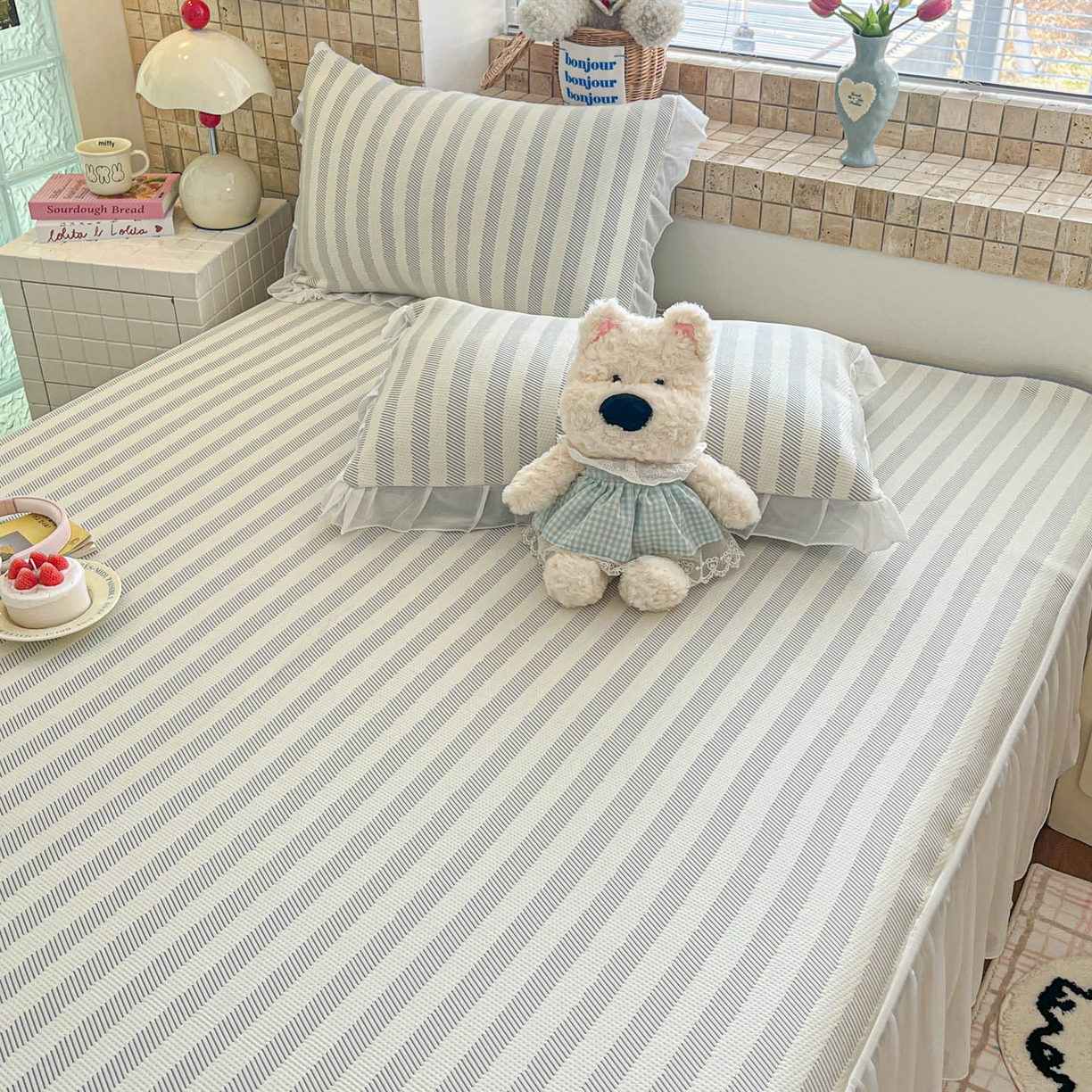 91家纺网 家纺一手货源 找家纺 川悦生活 2026新款加厚三明治底床裙款凉感席三件套 床裙甜心-月灰