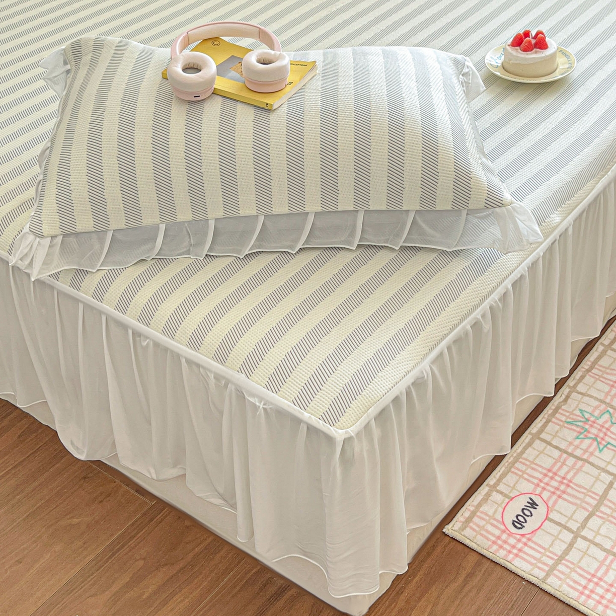 91家纺网 家纺一手货源 找家纺 川悦生活 2026新款加厚三明治底床裙款凉感席三件套 床裙甜心-月灰