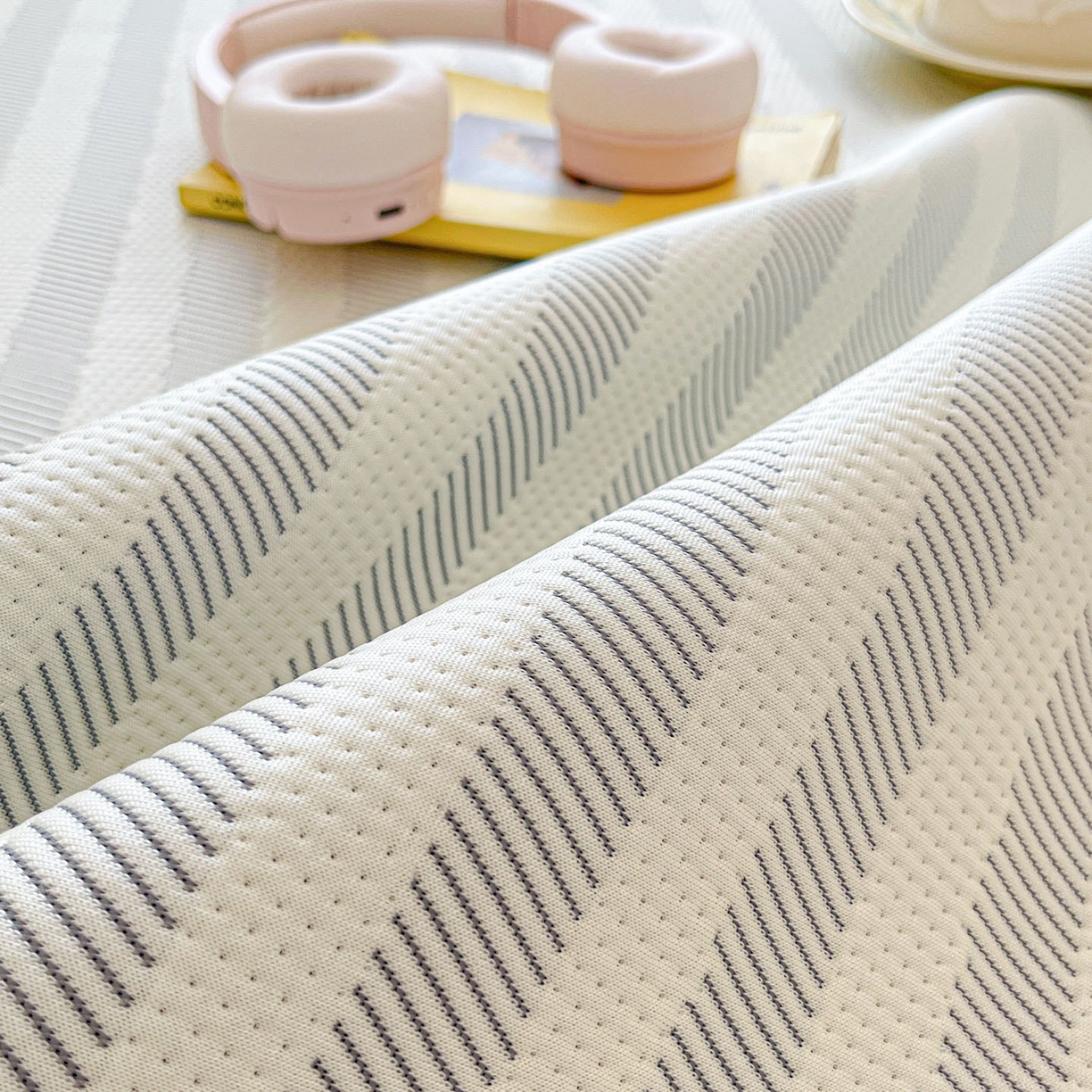 91家纺网 家纺一手货源 找家纺 川悦生活 2026新款加厚三明治底床裙款凉感席三件套 床裙甜心-月灰