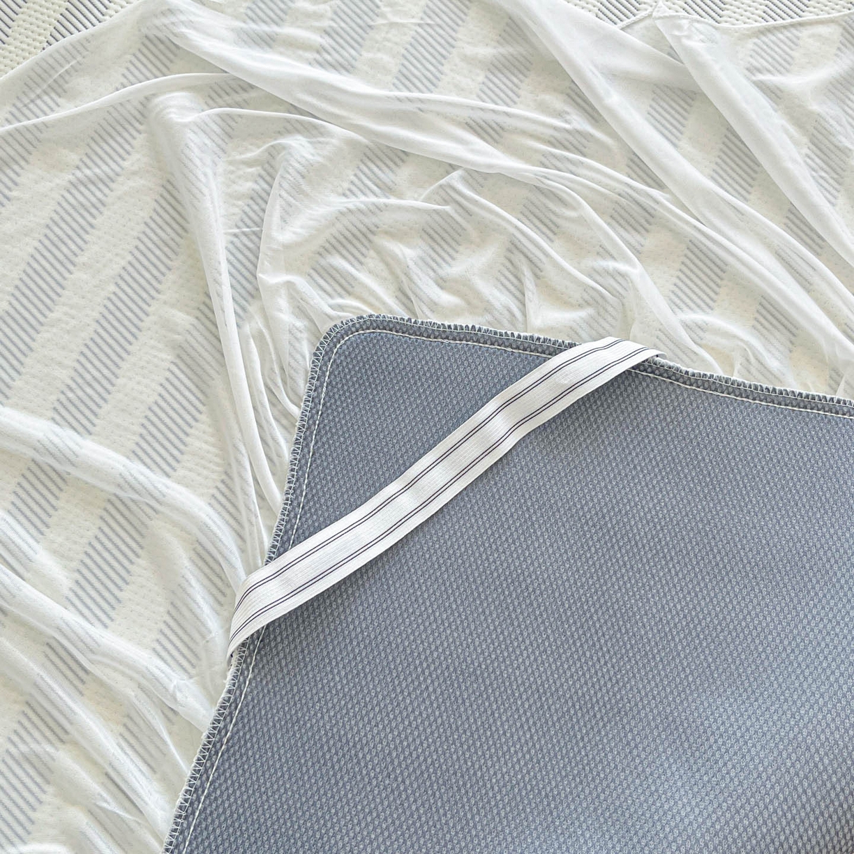 91家纺网 家纺一手货源 找家纺 川悦生活 2026新款加厚三明治底床裙款凉感席三件套 床裙甜心-月灰