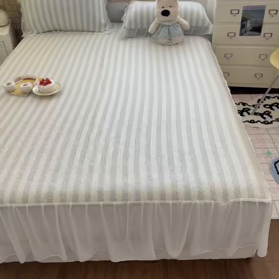 91家纺网 家纺一手货源 找家纺 川悦生活 2026新款加厚三明治底床裙款凉感席三件套 床裙甜心-月灰