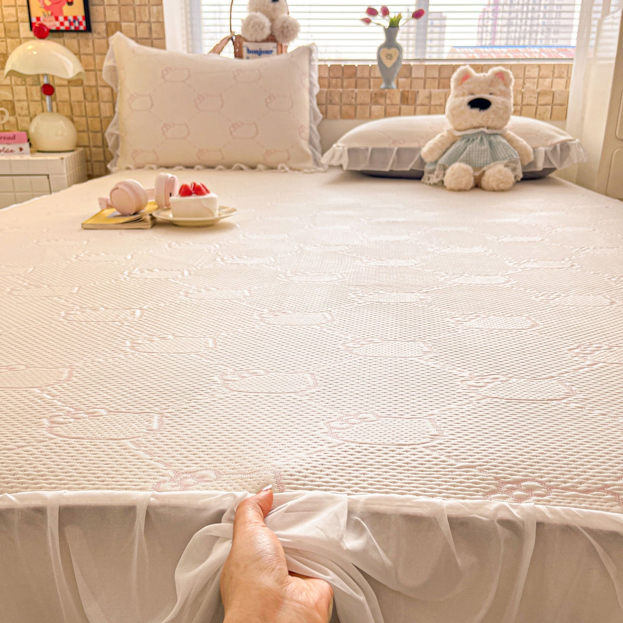 91家纺网 家纺一手货源 找家纺 川悦生活 2026新款加厚三明治底床裙款凉感席三件套 床裙甜心奶猫