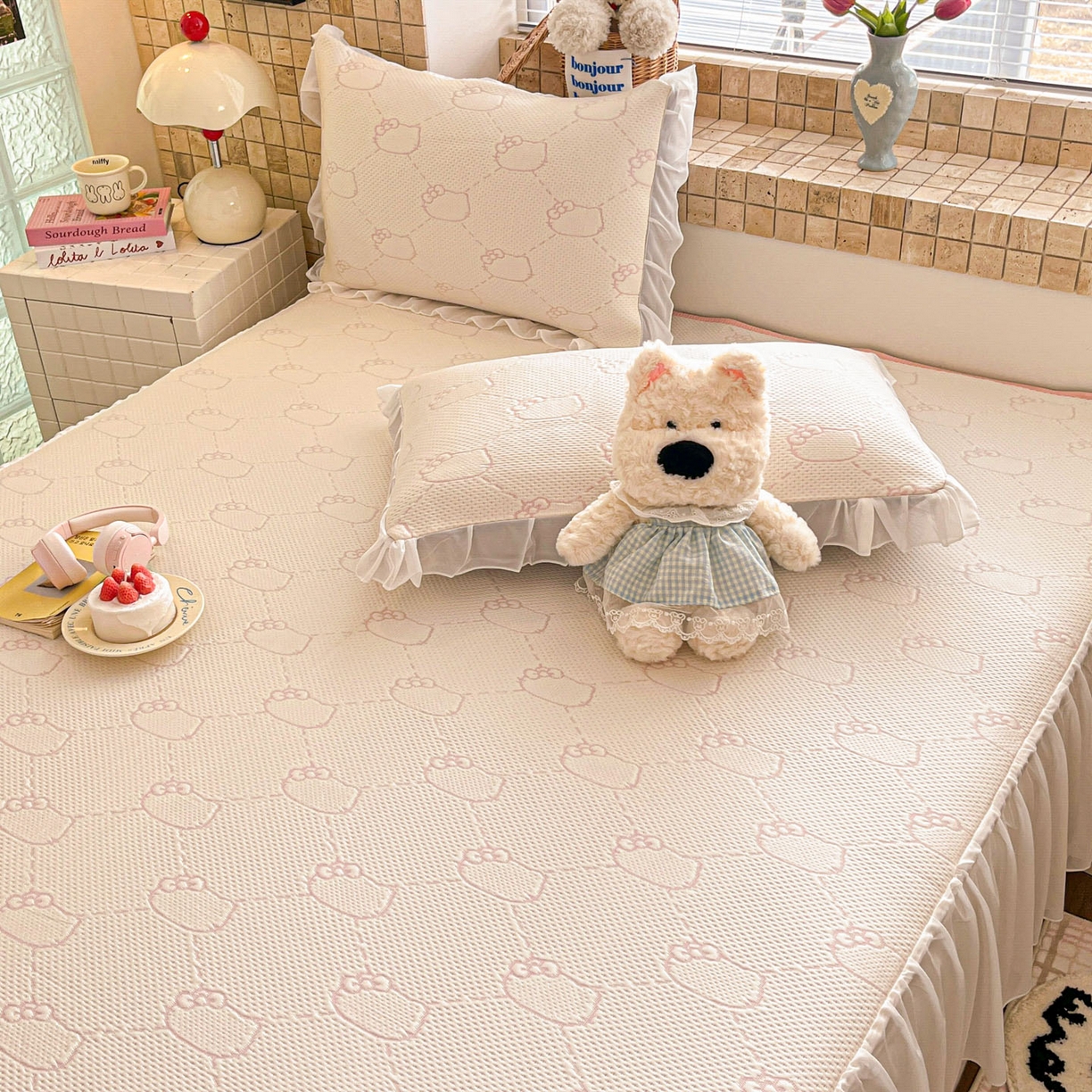 91家纺网 家纺一手货源 找家纺 川悦生活 2026新款加厚三明治底床裙款凉感席三件套 床裙甜心奶猫