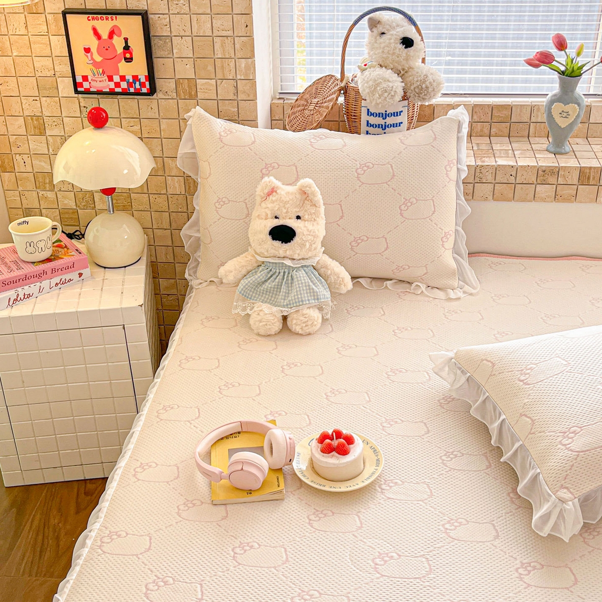 91家纺网 家纺一手货源 找家纺 川悦生活 2026新款加厚三明治底床裙款凉感席三件套 床裙甜心奶猫