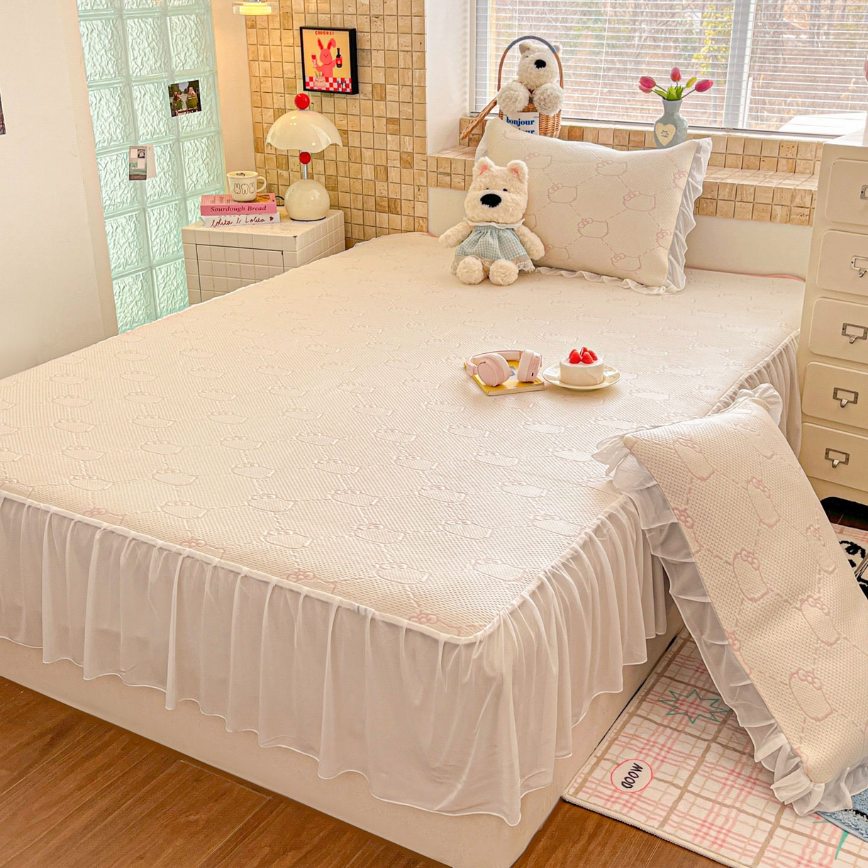 91家纺网 家纺一手货源 找家纺 川悦生活 2026新款加厚三明治底床裙款凉感席三件套 床裙甜心奶猫