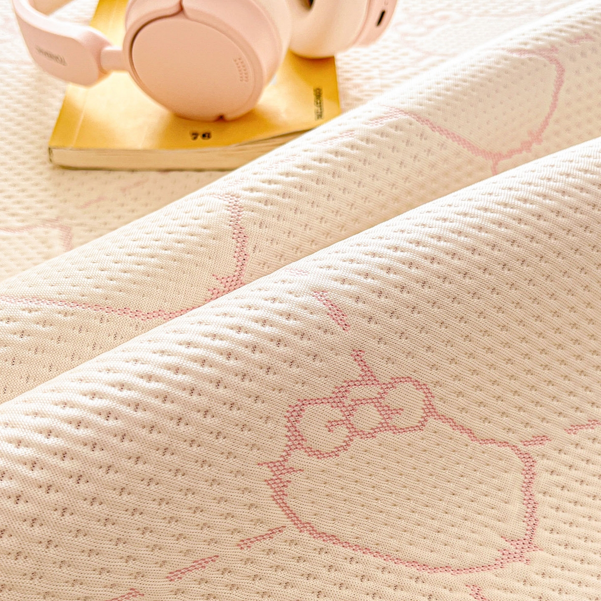 91家纺网 家纺一手货源 找家纺 川悦生活 2026新款加厚三明治底床裙款凉感席三件套 床裙甜心奶猫