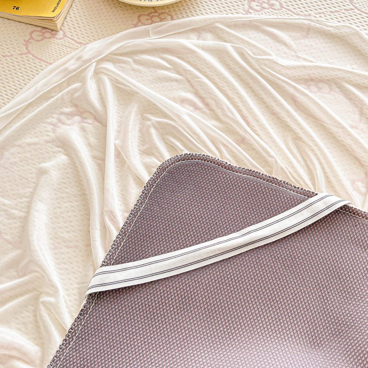 91家纺网 家纺一手货源 找家纺 川悦生活 2026新款加厚三明治底床裙款凉感席三件套 床裙甜心奶猫