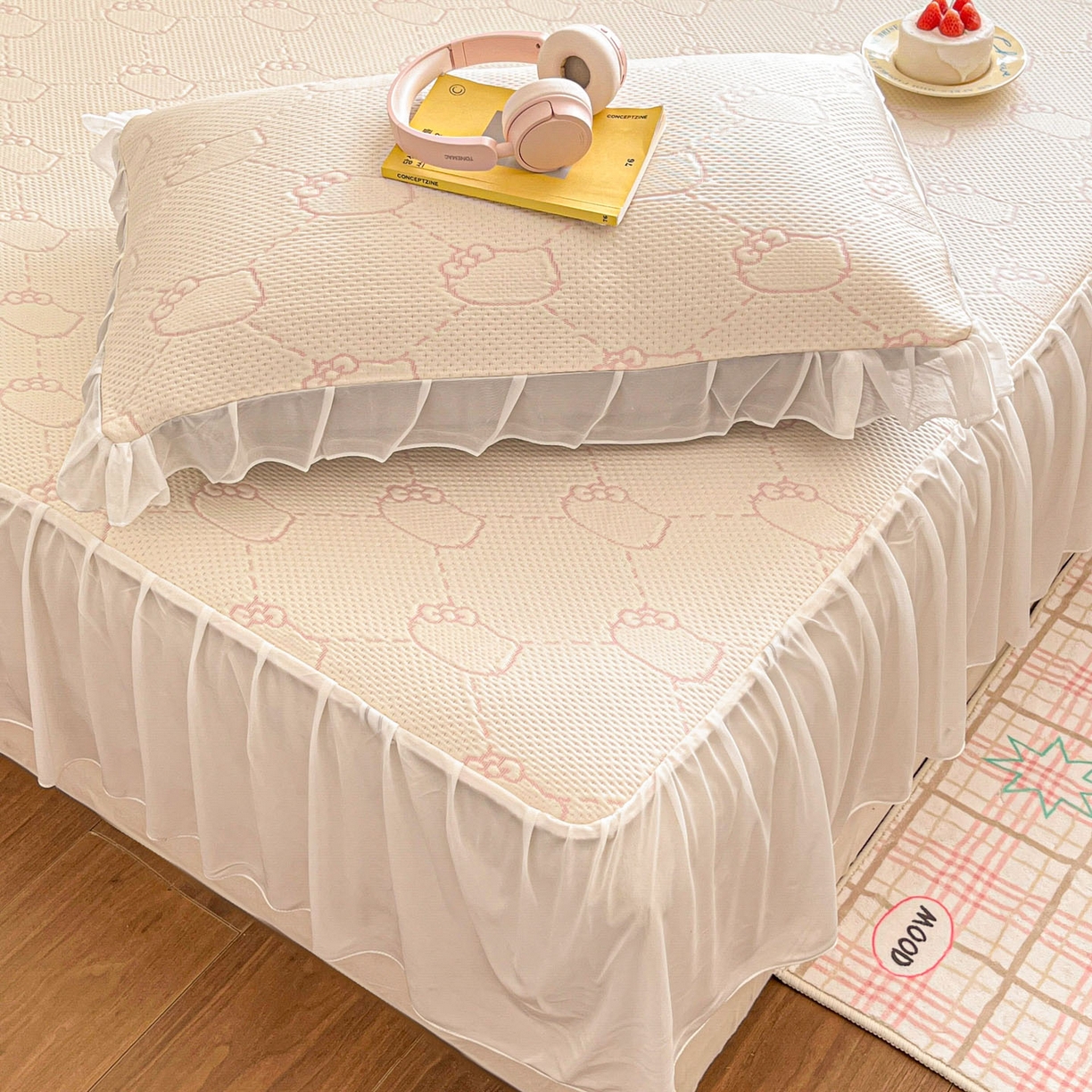 91家纺网 家纺一手货源 找家纺 川悦生活 2026新款加厚三明治底床裙款凉感席三件套 床裙甜心奶猫