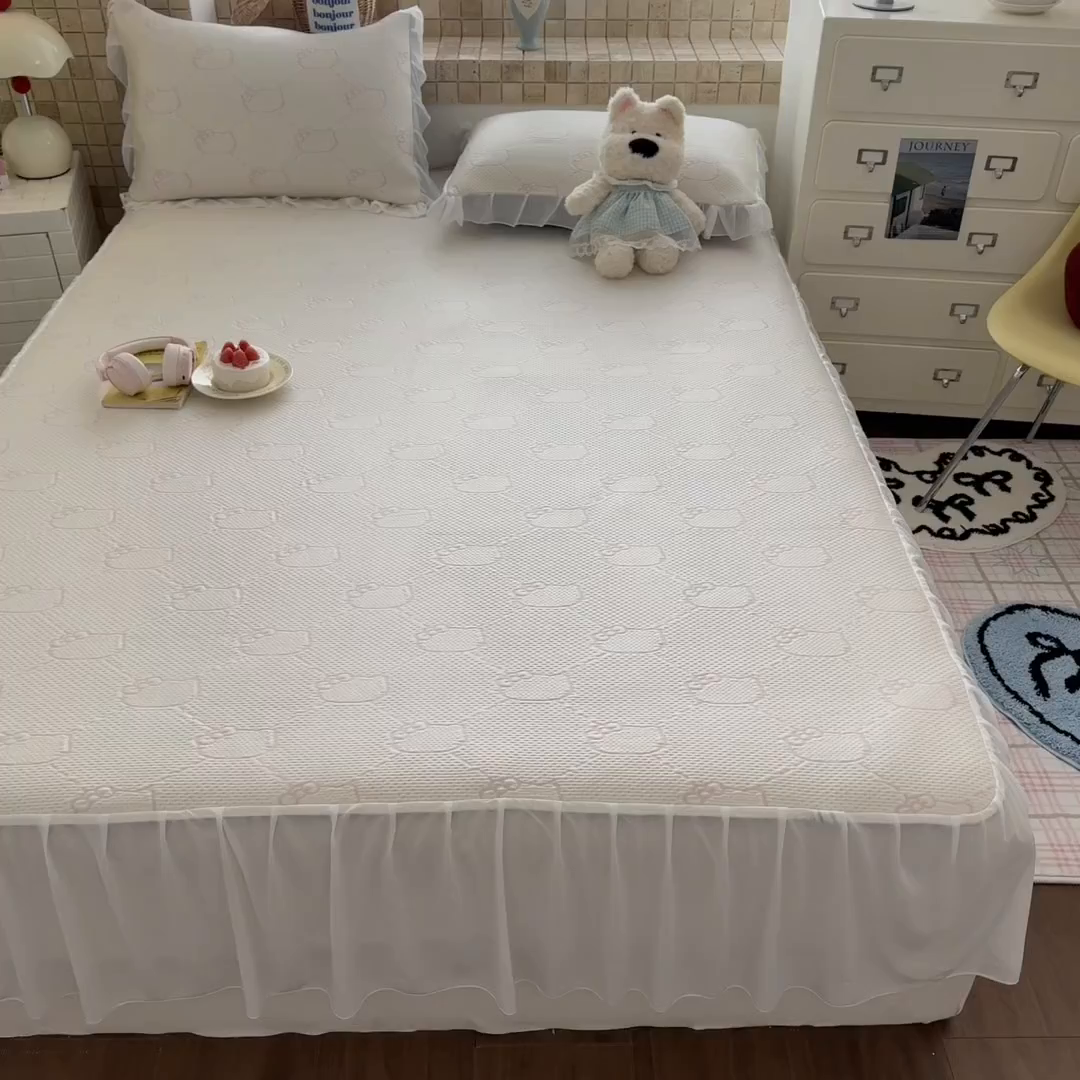 91家纺网 家纺一手货源 找家纺 川悦生活 2026新款加厚三明治底床裙款凉感席三件套 床裙甜心奶猫