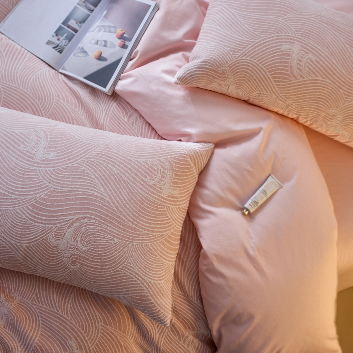 91家纺网 家纺一手货源 找家纺 安莱生活 2026年新品水洗棉全棉纯棉色织提花系列四件套 浪花-嫩粉