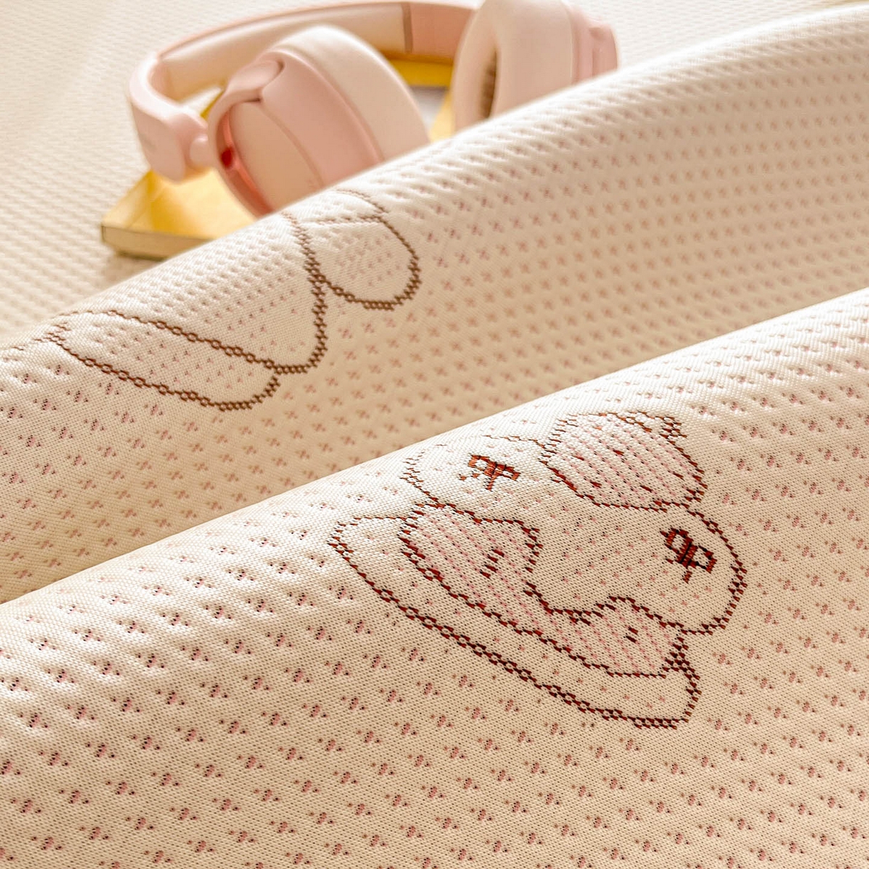 91家纺网 家纺一手货源 找家纺 川悦生活 2026新款加厚三明治底床裙款凉感席三件套 床裙星花小猫