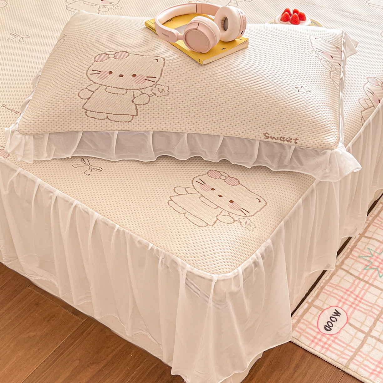 91家纺网 家纺一手货源 找家纺 川悦生活 2026新款加厚三明治底床裙款凉感席三件套 床裙星花小猫