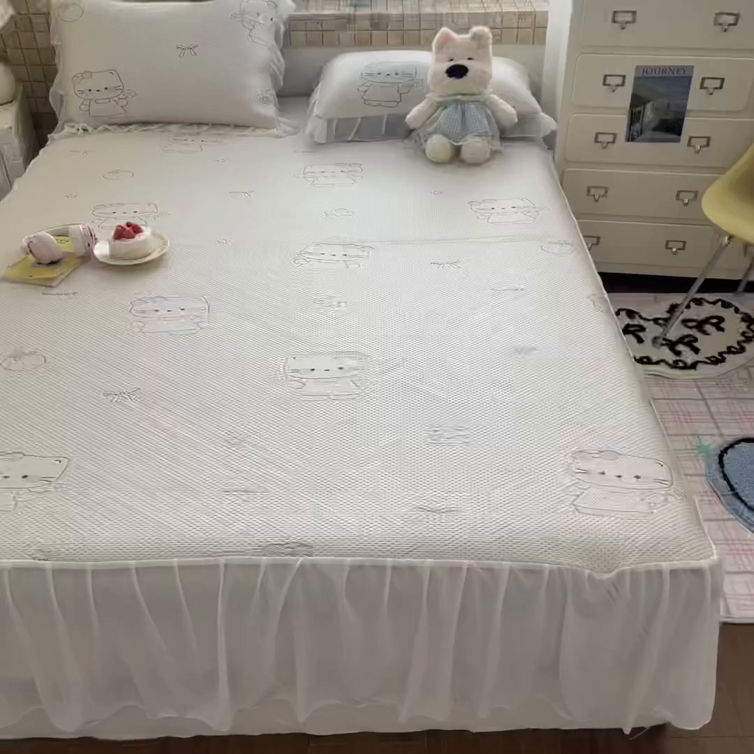 91家纺网 家纺一手货源 找家纺 川悦生活 2026新款加厚三明治底床裙款凉感席三件套 床裙星花小猫