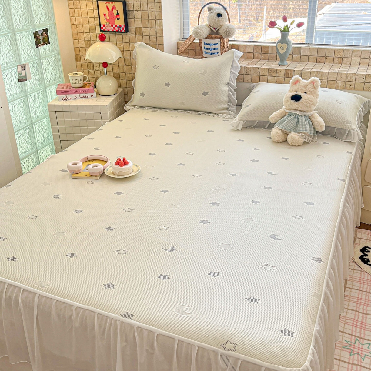 91家纺网 家纺一手货源 找家纺 川悦生活 2026新款加厚三明治底床裙款凉感席三件套 床裙奶油星月