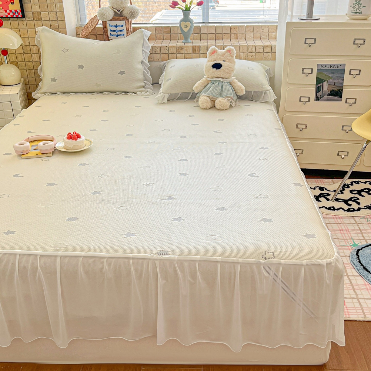 91家纺网 家纺一手货源 找家纺 川悦生活 2026新款加厚三明治底床裙款凉感席三件套 床裙奶油星月