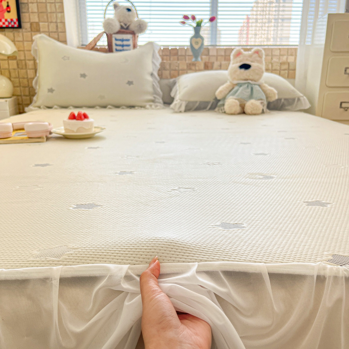 91家纺网 家纺一手货源 找家纺 川悦生活 2026新款加厚三明治底床裙款凉感席三件套 床裙奶油星月