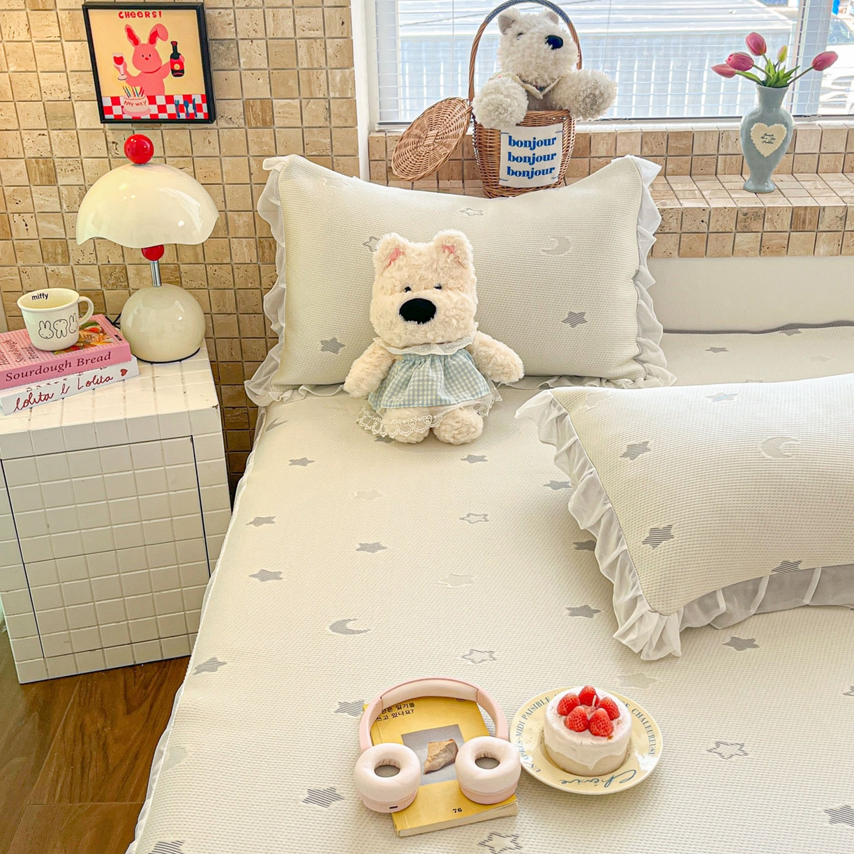 91家纺网 家纺一手货源 找家纺 川悦生活 2026新款加厚三明治底床裙款凉感席三件套 床裙奶油星月