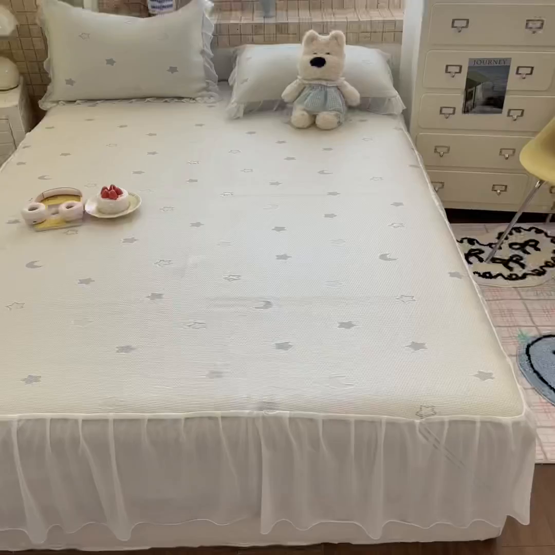 91家纺网 家纺一手货源 找家纺 川悦生活 2026新款加厚三明治底床裙款凉感席三件套 床裙奶油星月