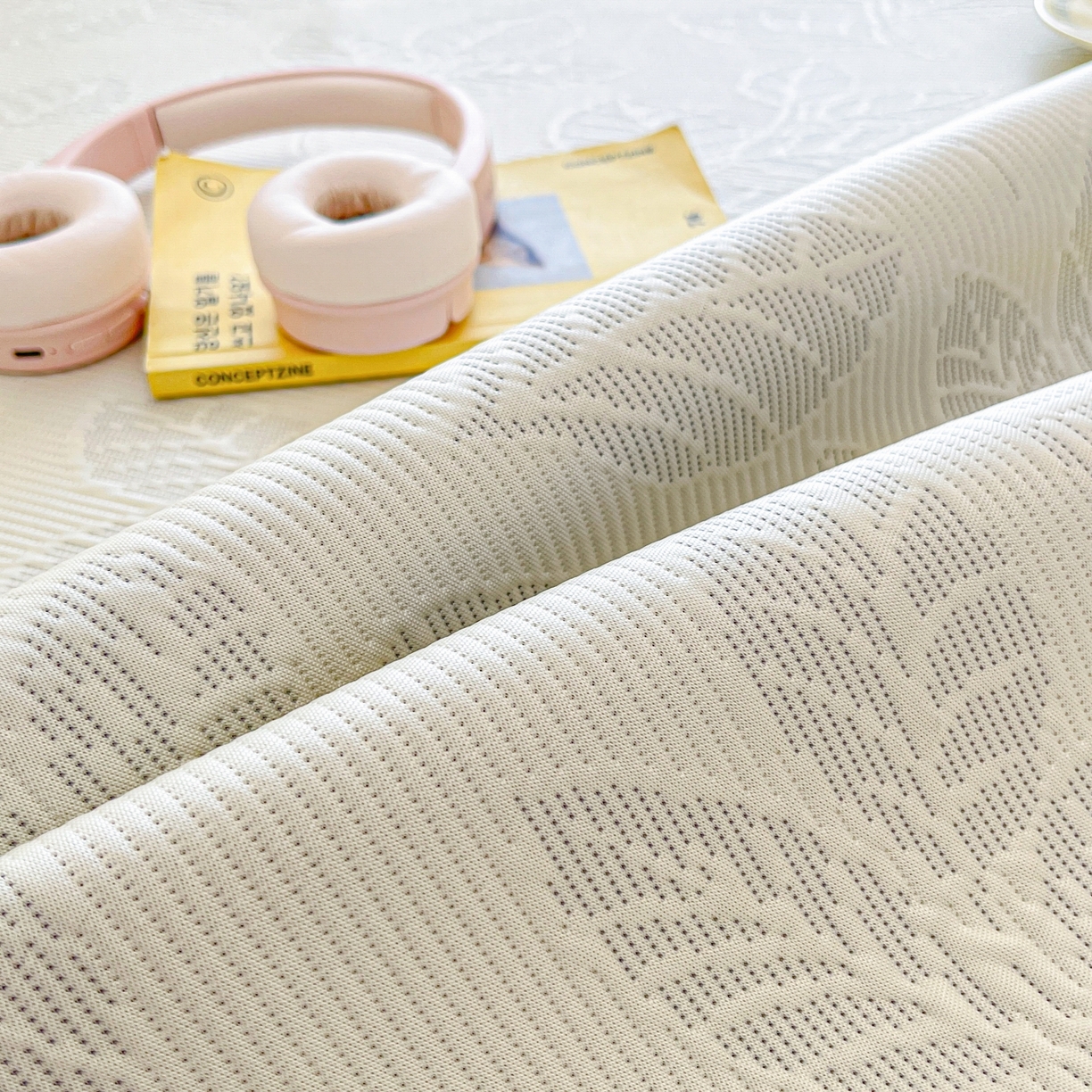 91家纺网 家纺一手货源 找家纺 川悦生活 2026新款加厚三明治底床裙款凉感席三件套 床裙月桂-月银