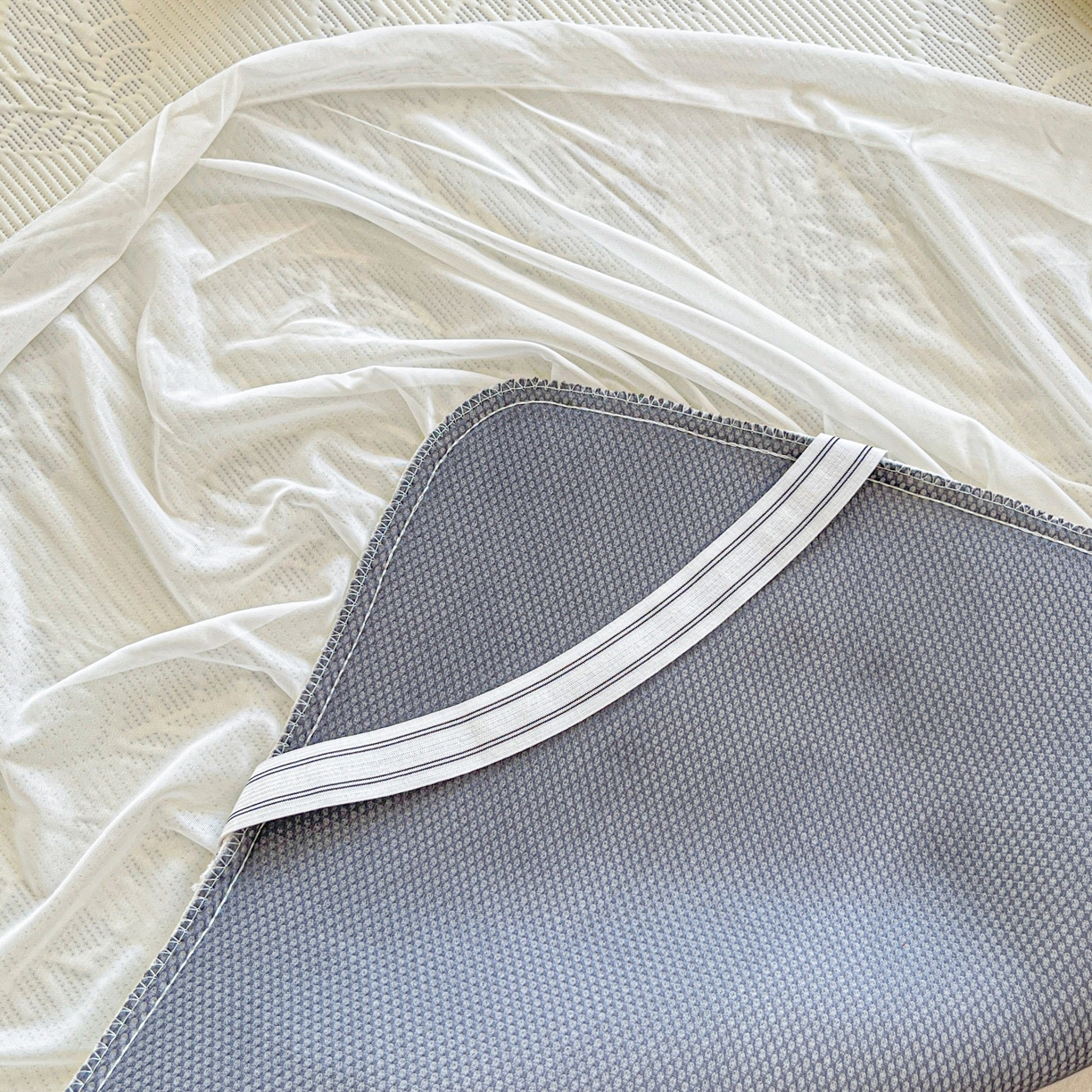 91家纺网 家纺一手货源 找家纺 川悦生活 2026新款加厚三明治底床裙款凉感席三件套 床裙月桂-月银