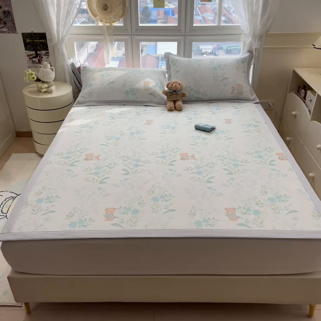 91家纺网 家纺一手货源 找家纺 孩子王家纺 2026春夏新款夏季花卉冰丝凉席凉感值过0.21冰豆豆A类可机洗学生宿舍空调软席 丛林小熊 床单款