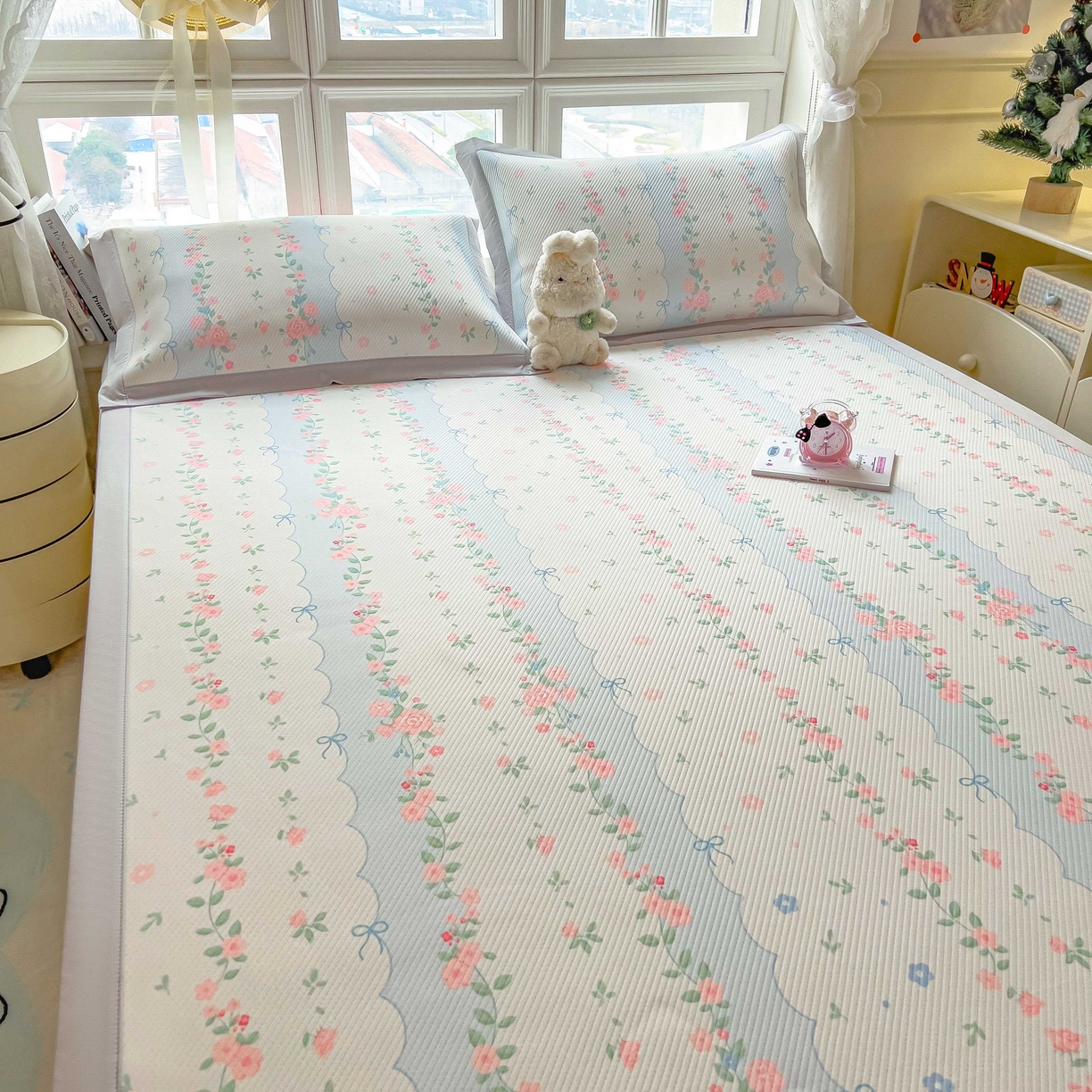 91家纺网 家纺一手货源 找家纺 孩子王家纺 2026春夏新款夏季花卉冰丝凉席凉感值过0.21冰豆豆A类可机洗学生宿舍空调软席 花知晓 床单款