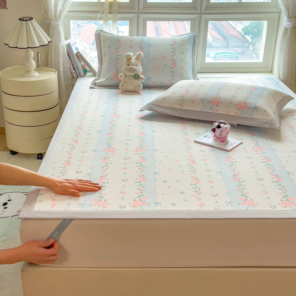 91家纺网 家纺一手货源 找家纺 孩子王家纺 2026春夏新款夏季花卉冰丝凉席凉感值过0.21冰豆豆A类可机洗学生宿舍空调软席 花知晓 床单款