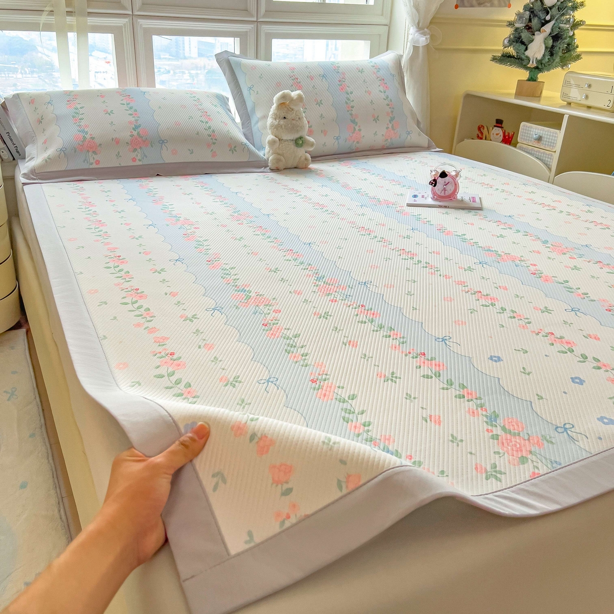 91家纺网 家纺一手货源 找家纺 孩子王家纺 2026春夏新款夏季花卉冰丝凉席凉感值过0.21冰豆豆A类可机洗学生宿舍空调软席 花知晓 床单款