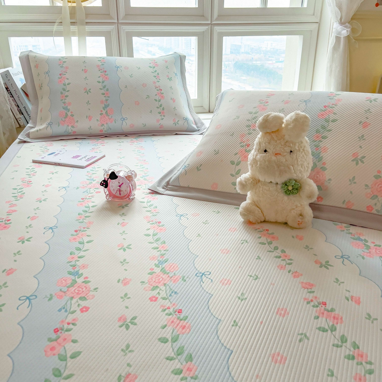 91家纺网 家纺一手货源 找家纺 孩子王家纺 2026春夏新款夏季花卉冰丝凉席凉感值过0.21冰豆豆A类可机洗学生宿舍空调软席 花知晓 床单款