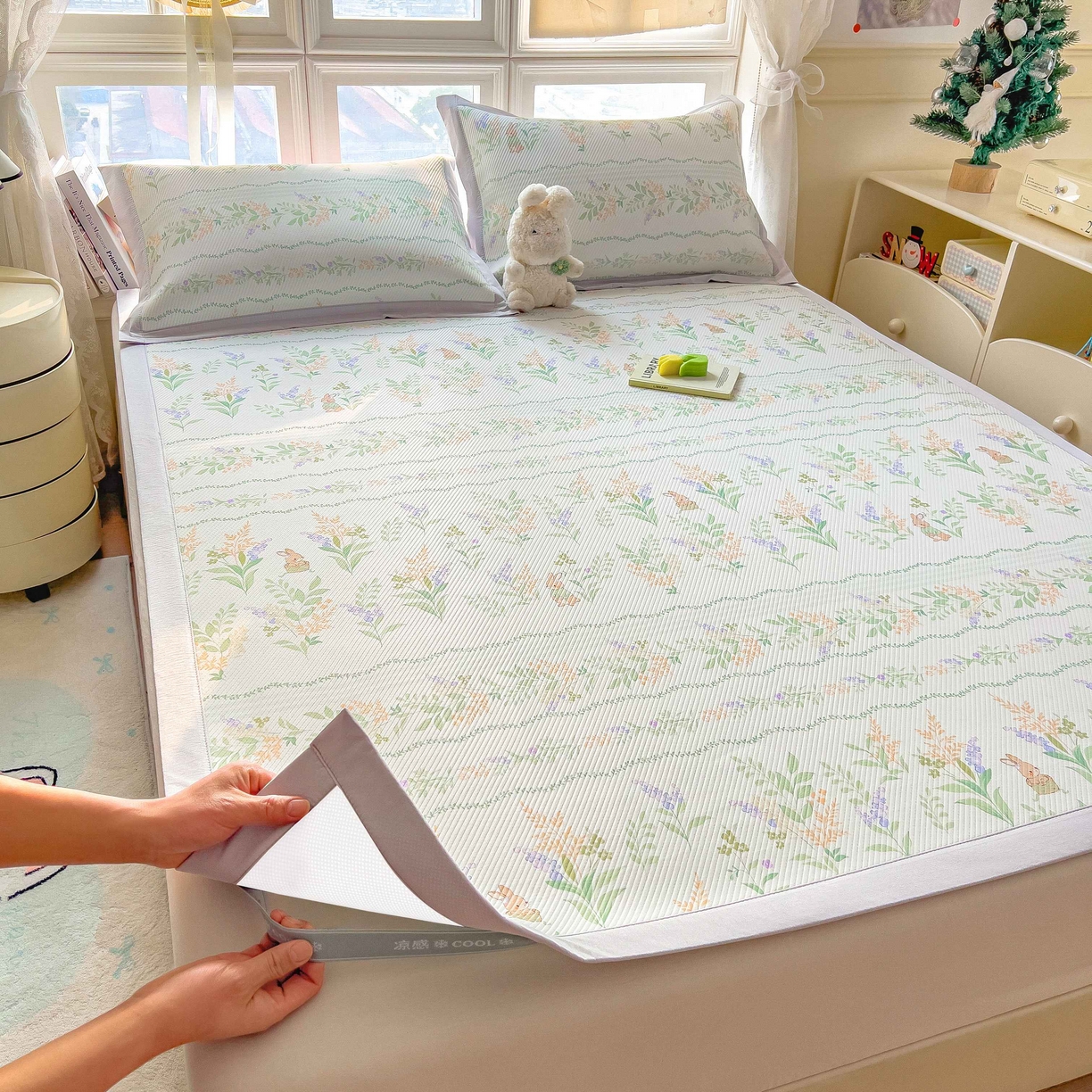 91家纺网 家纺一手货源 找家纺 孩子王家纺 2026春夏新款夏季花卉冰丝凉席凉感值过0.21冰豆豆A类可机洗学生宿舍空调软席 洛克庄园 床单款